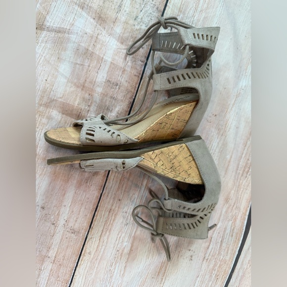 Madden NYC Size 7 Womens Gladiator Wedge Sandal Beige Faux Suede - Picture 5 of 9